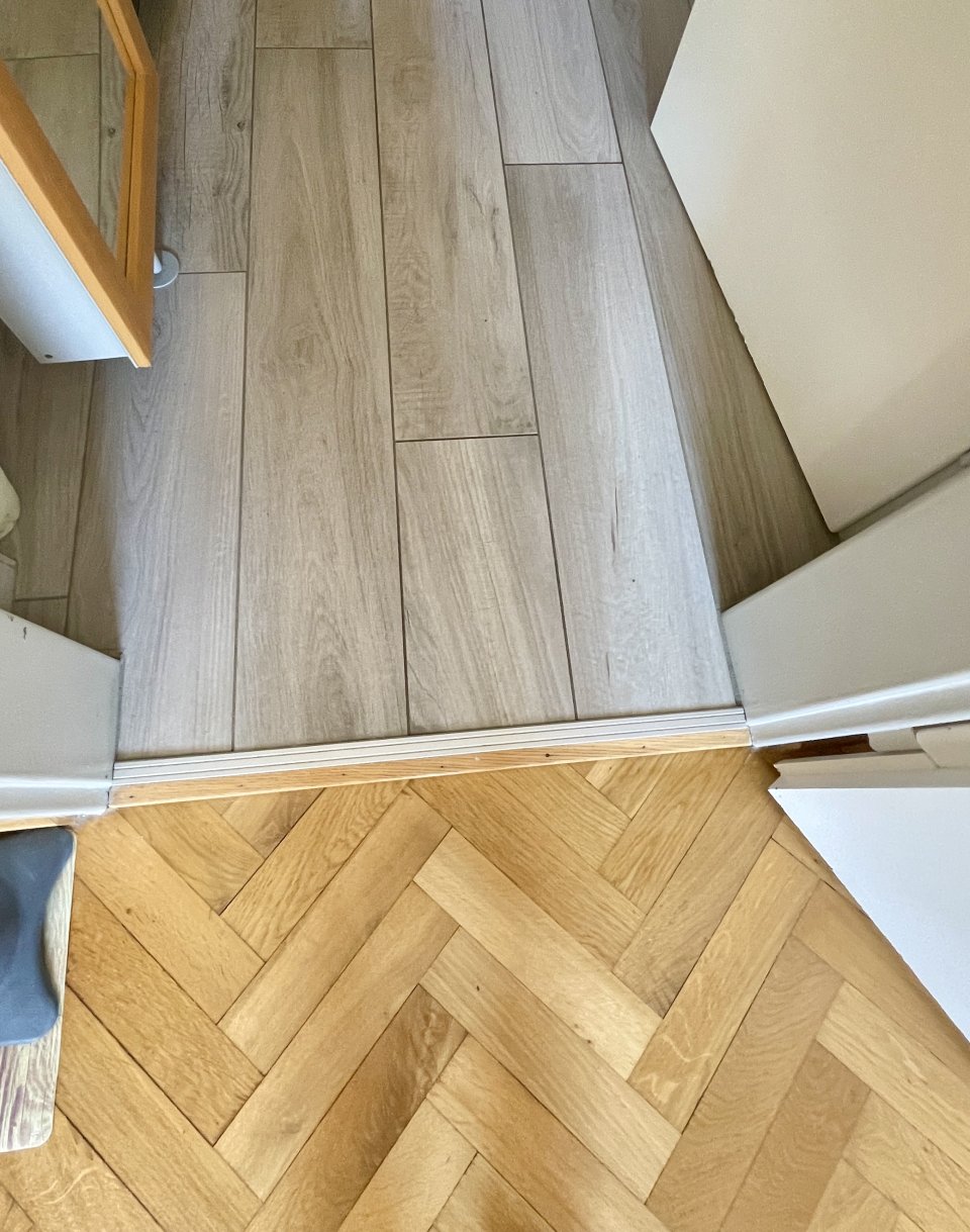 Parkett im Wohnzimmer und Fliessen in Holzoptik