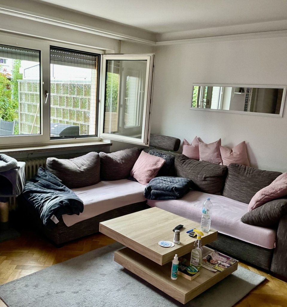 Wohnzimmer mit Zugang zur Terrasse