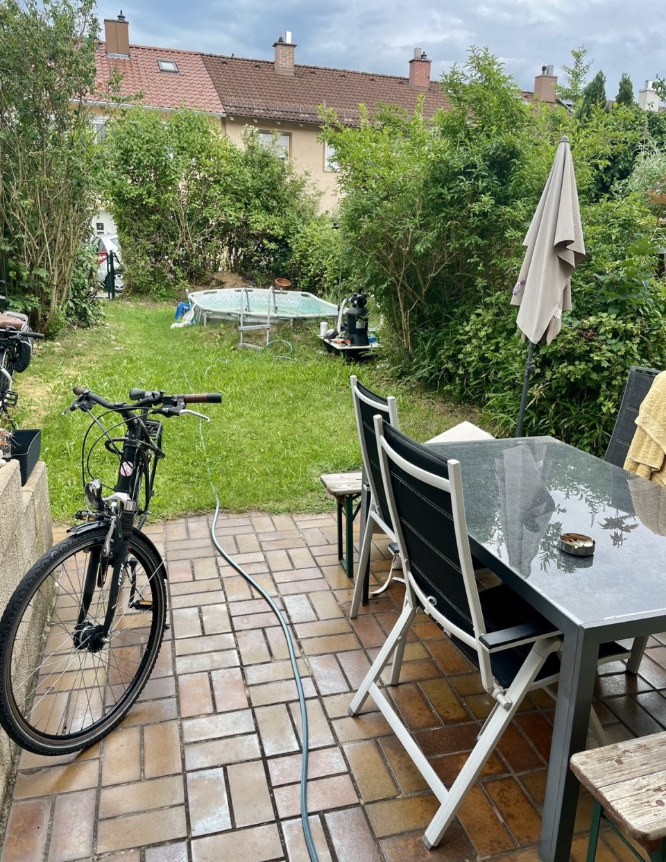 Terrasse und Garten mit Potential