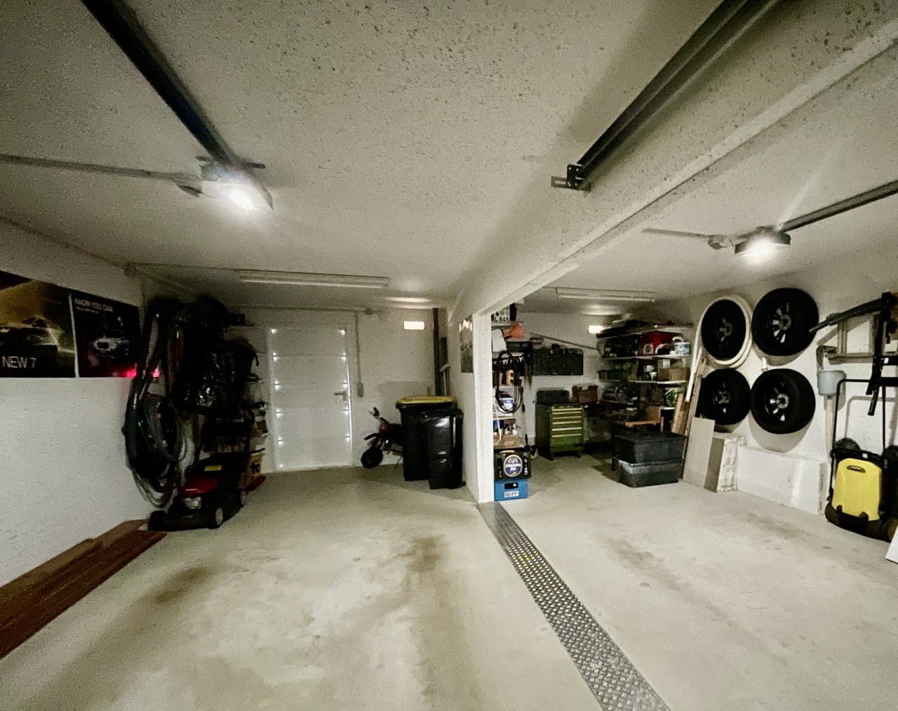 Garage mit optimaler Nutzung - elektrisches Tor