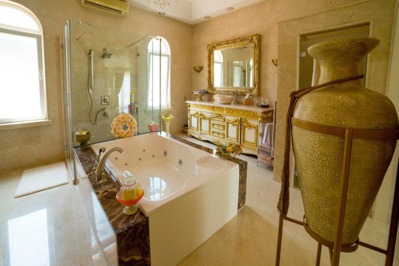 sehr luxeriöses Badezimmer mit Whirlpool sehr luxeriöses Badezimmer mit Whirlpool