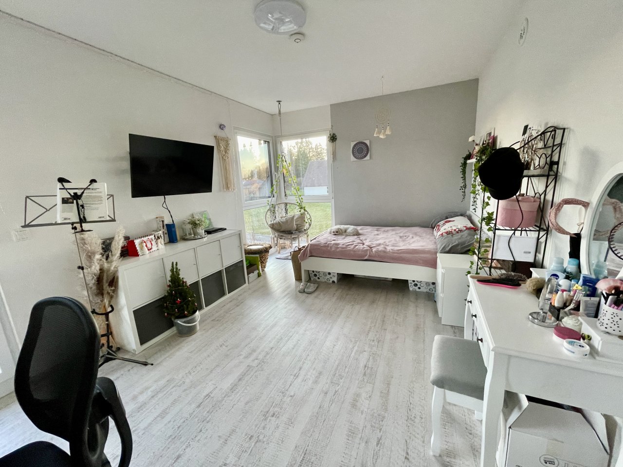 Kinderzimmer mit Zugang zum Balkon