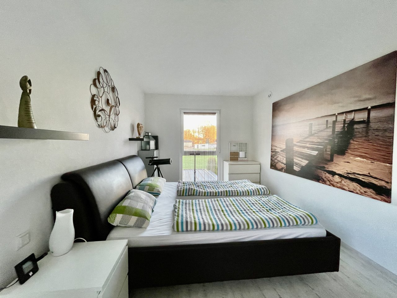 Schlafzimmer mit sehr viel Licht