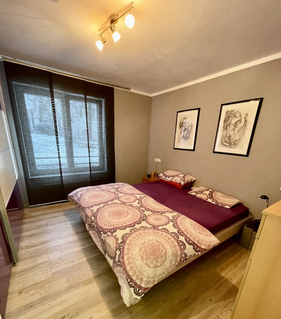 Schlafzimmer mit grossen Fenstern