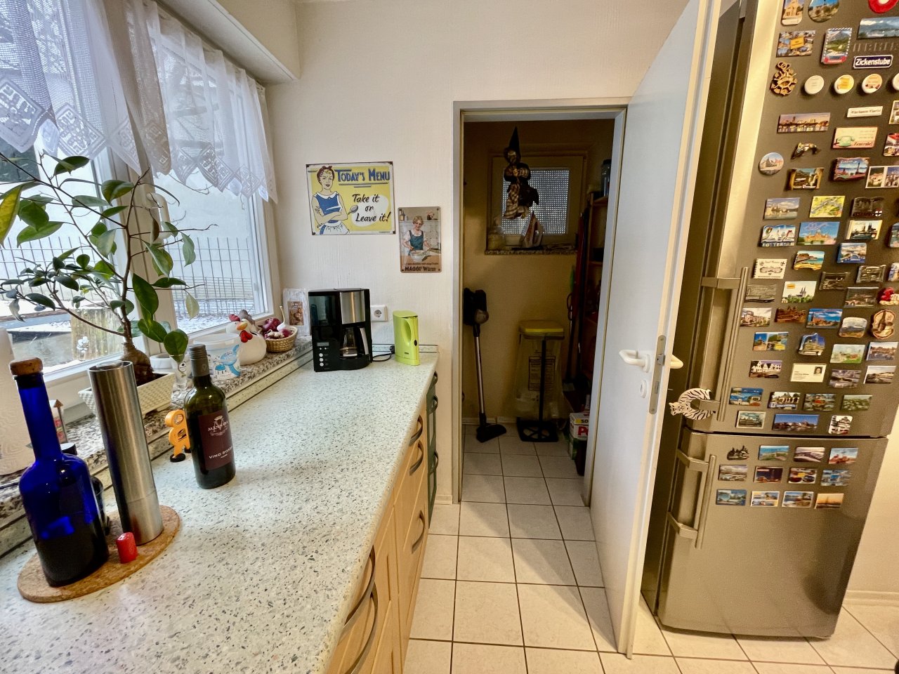 Abstellraum in der Küche mit Fenster