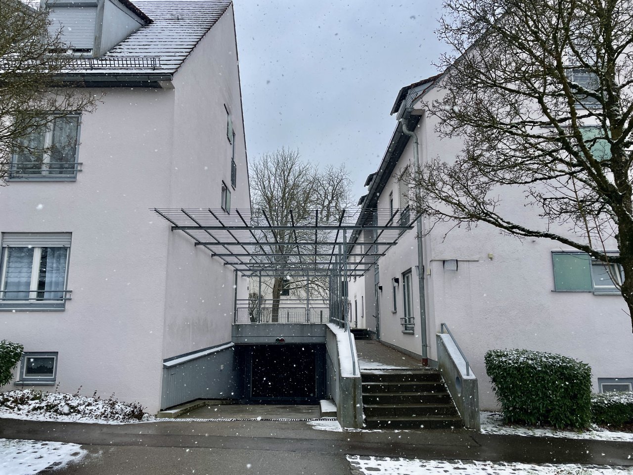 Schöne Wohnanlage mit Eingangsbereich und Zufahrt zur Tiefgarage