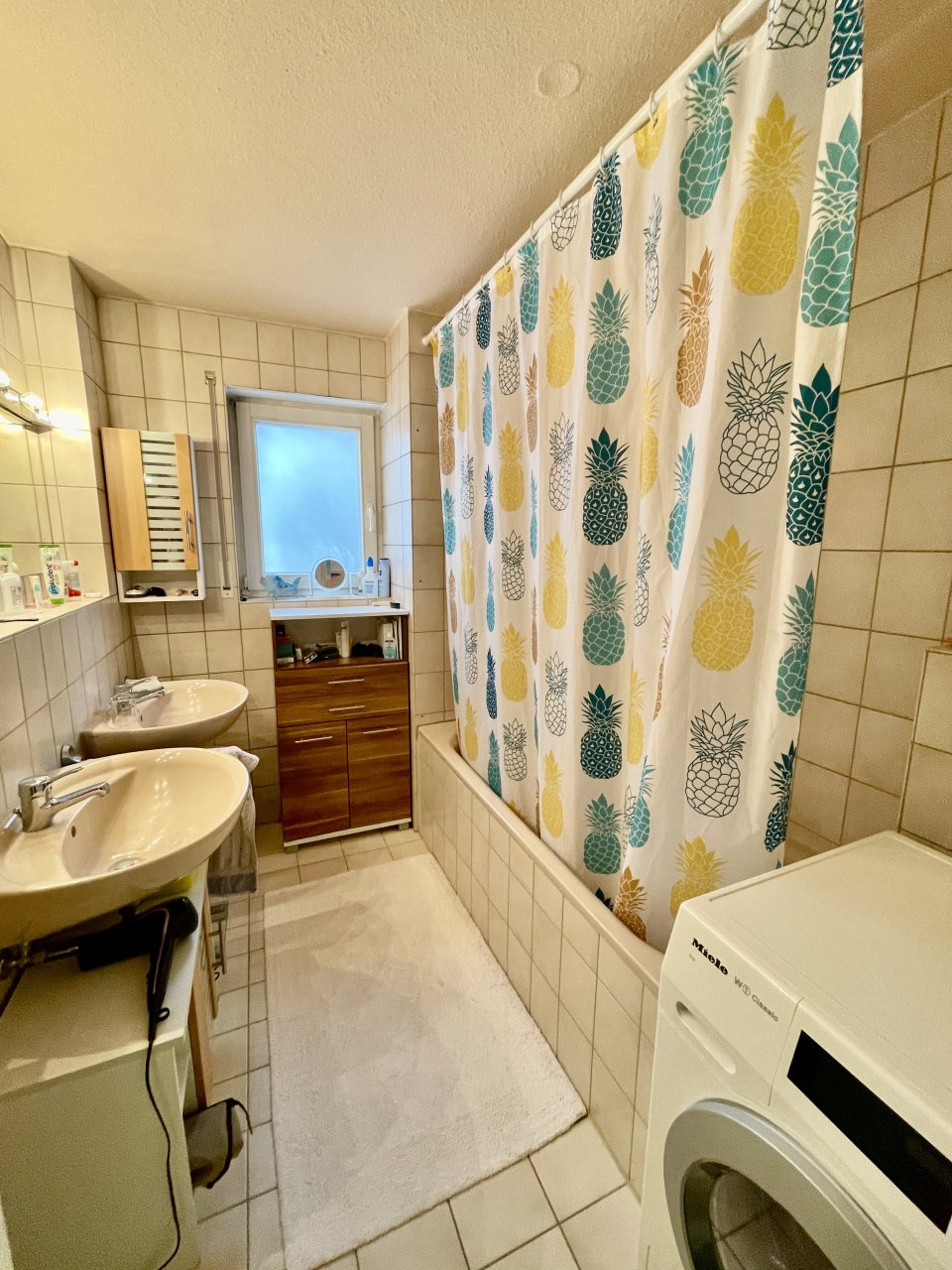 Badezimmer mit Wanne und Wachmaschinenanschluss