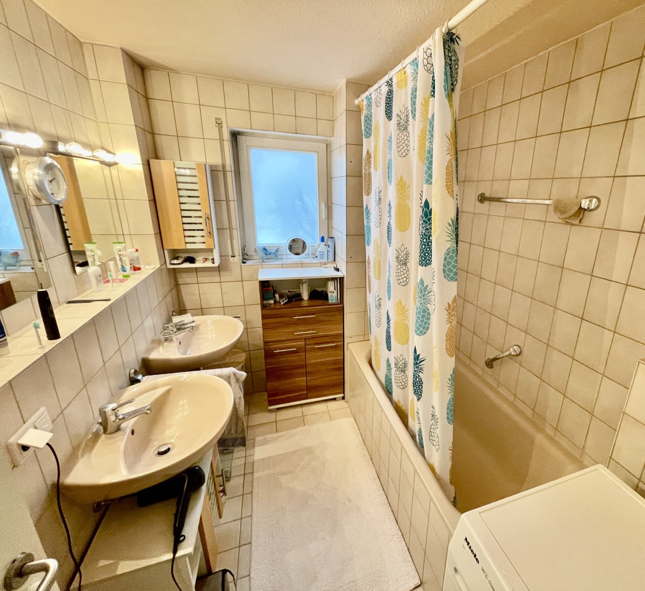 Badezimmer mit Fenster 