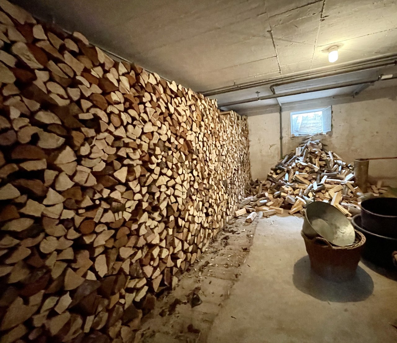 Holzlager im Keller für den Kachelofen