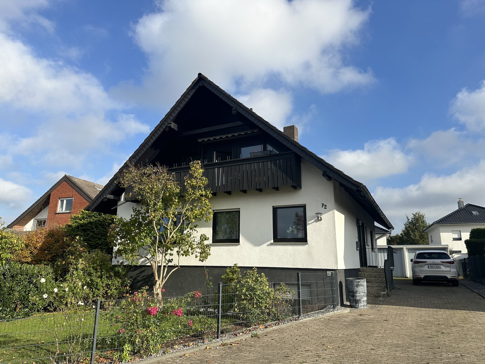Bad Oeynhausen: Schönes Zweifamilienhaus in sehr guter Lage mit Loggia, Kamin und Garten  Bad Oeynhausen: Schönes Zweifamilienhaus in sehr guter Lage mit Loggia, Kamin und Garten