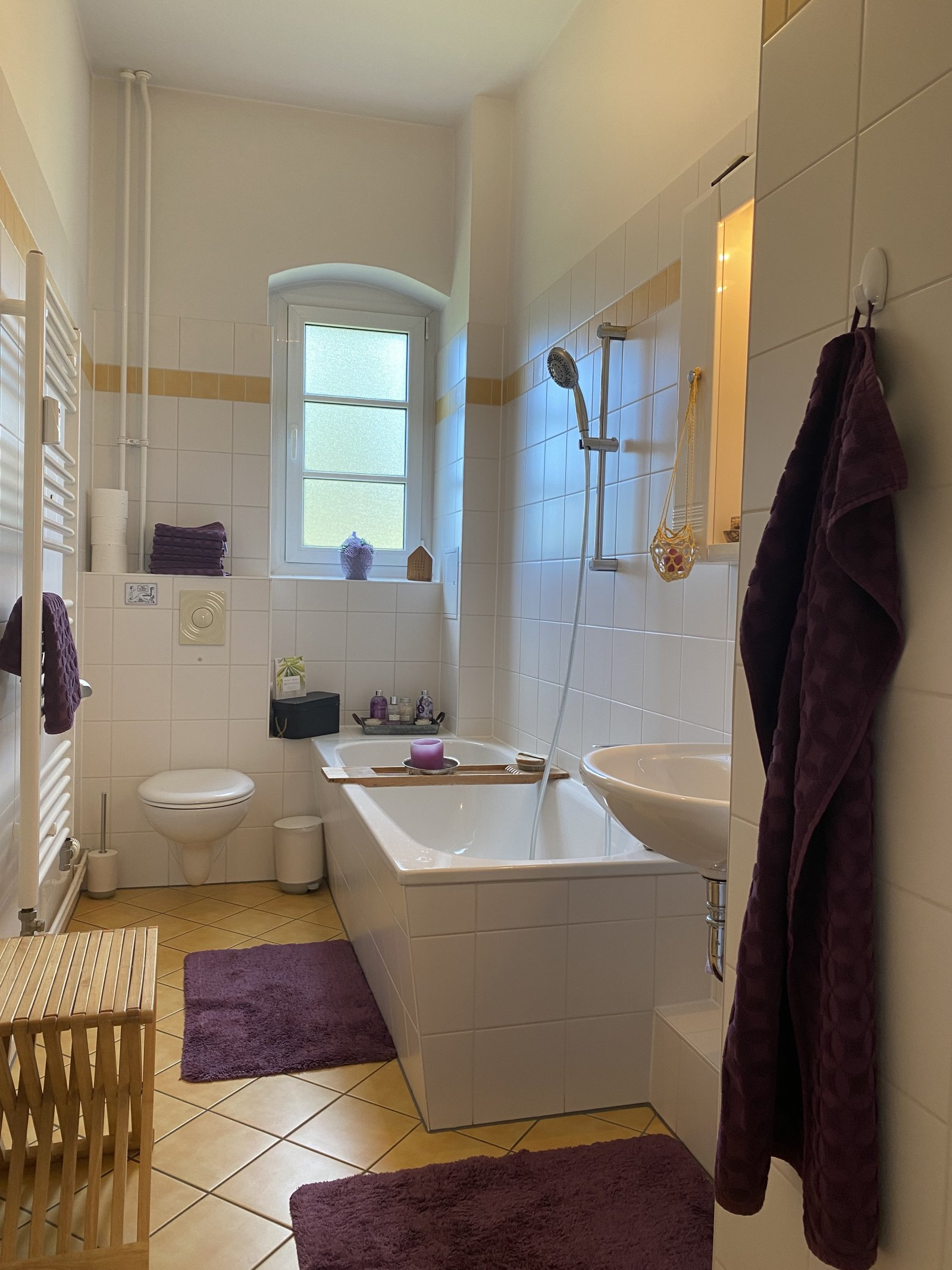 Badezimmer mit Wanne Badezimmer mit Wanne