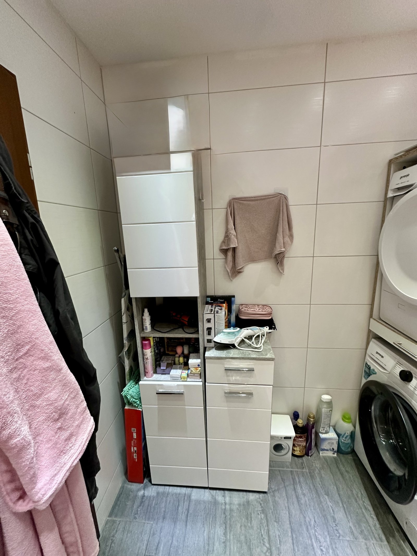 Badezimmer mit Waschmaschinenplatz Badezimmer mit Waschmaschinenplatz