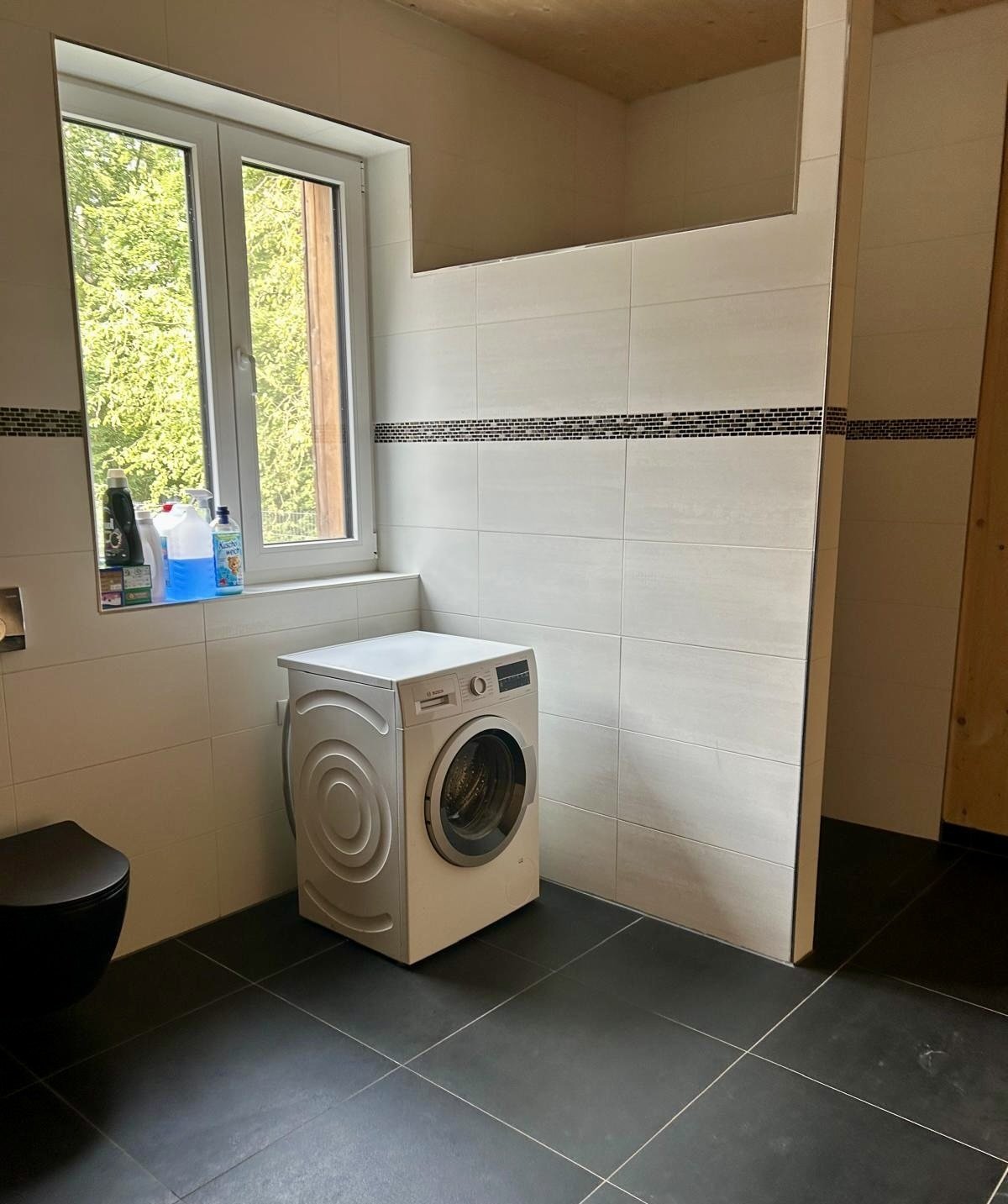 Badezimmer mit Fenster