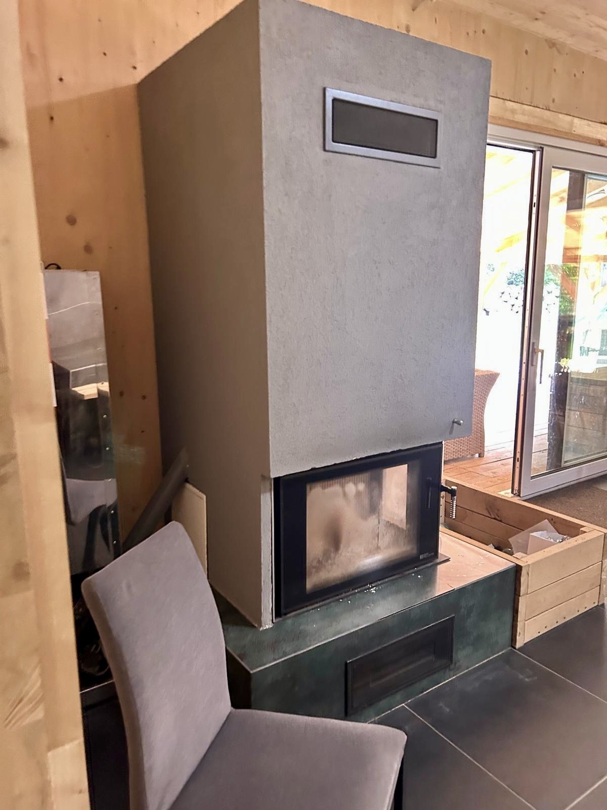 Kamin mit Pelletzufuhr