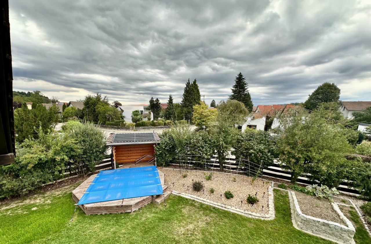Blick in den Garten mit Pool Blick in den Garten mit Pool