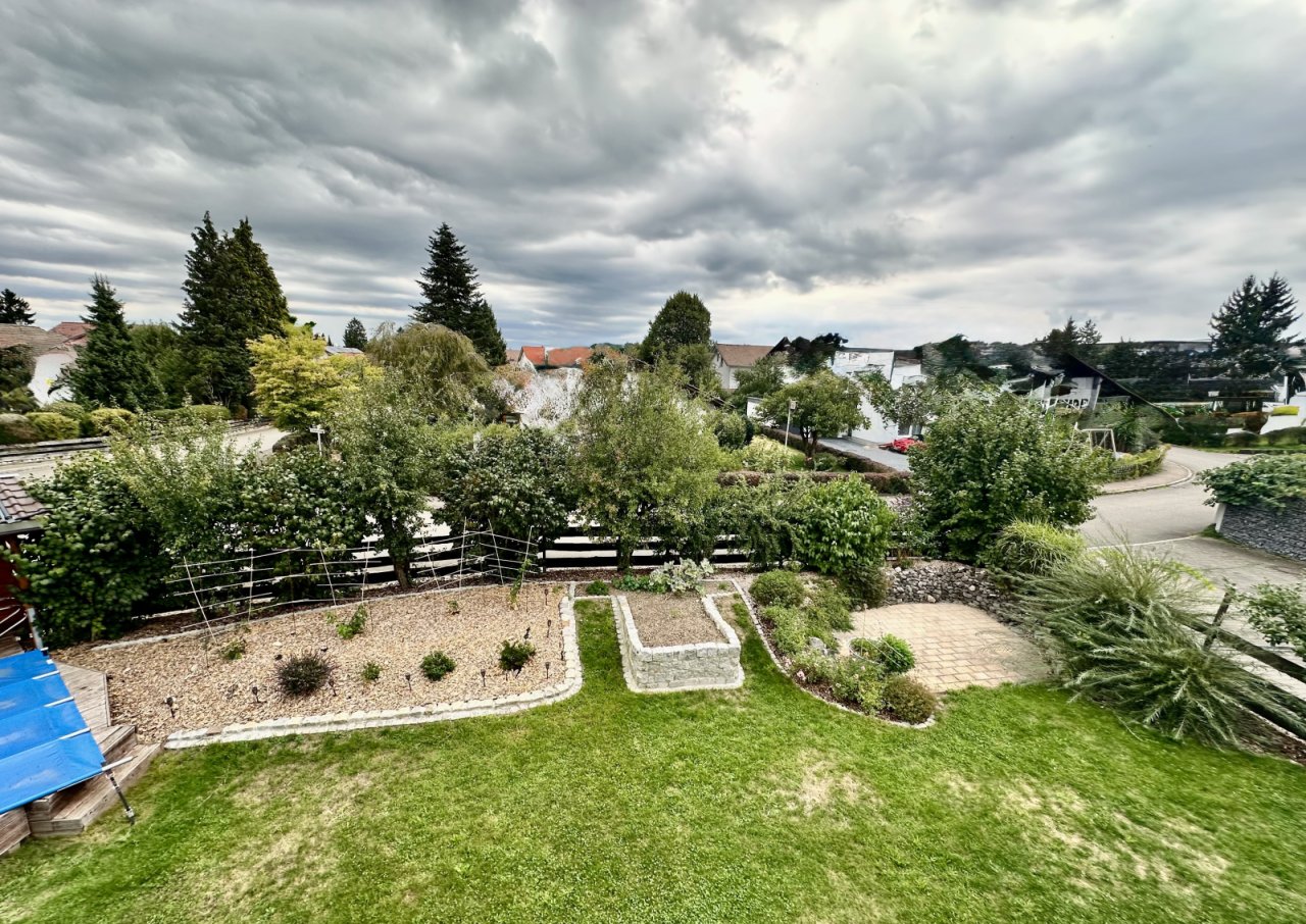 Neu gestalteter Garten mit Freisitz und Hochbeet Neu gestalteter Garten mit Freisitz und Hochbeet