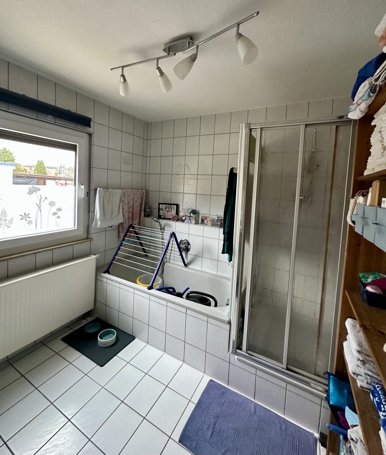 Badezimmer mit Dusche und Wanne EG Badezimmer mit Dusche und Wanne EG